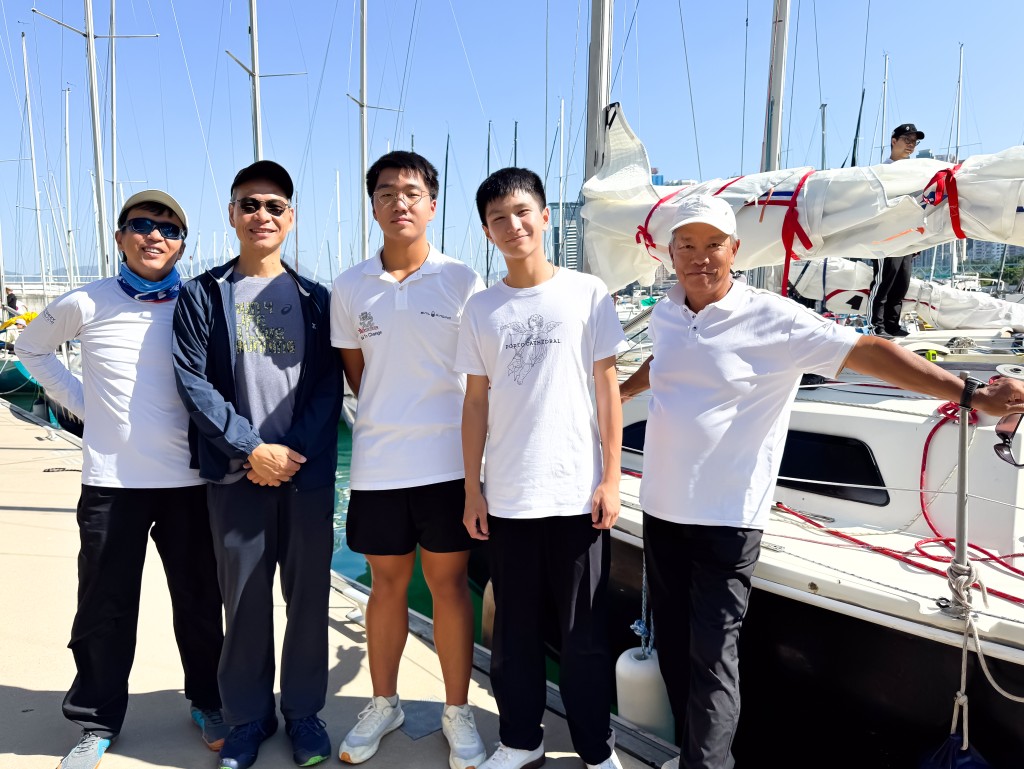 香港遊艇會「伴我啟航計劃」畢業生兵分兩路,張智皓(右二)和蘇天賜(右三)代表香港仔工業學校出戰「Saturday Again號」,學校老師馬老師(左二)專程為兩位學生打氣。 香港遊艇會「伴我啟航計劃」畢業生兵分兩路,張智皓(右二)和蘇天賜(右三)代表香港仔工業學校出戰「Saturday Again號」,學校老師馬老師(左二)專程為兩位學生打氣。