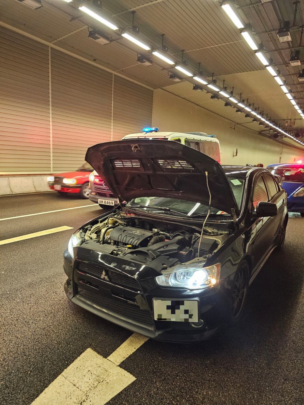 有關車輛已被扣留在九龍灣車輛扣留及檢驗中心內，等待被進一步檢驗。