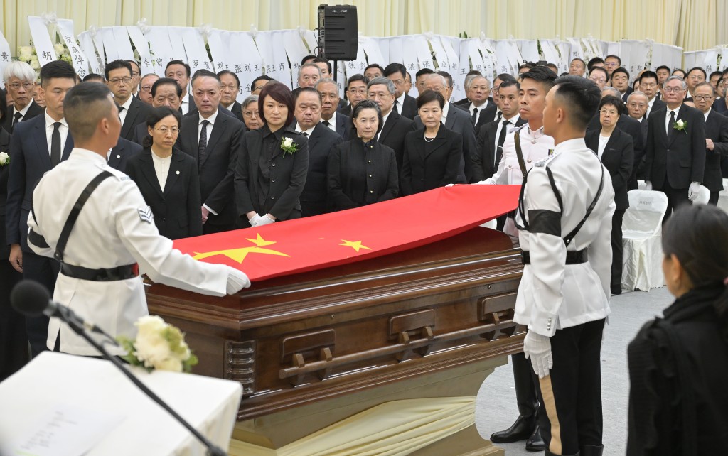 靈柩蓋上國旗。政府新聞處