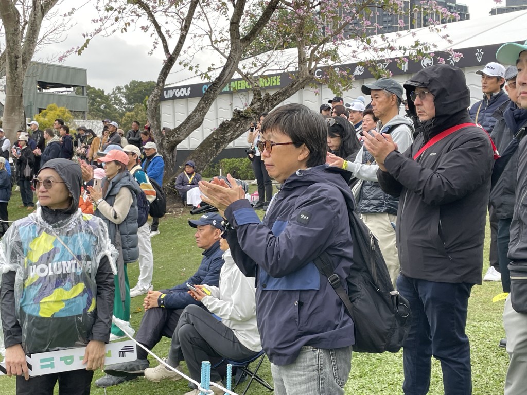 今日天氣寒冷, 徘徊攝氏13度, 球迷都嚴陣以待. 