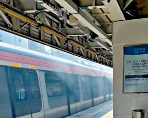 列車埋站後車卡煙霧瀰漫。