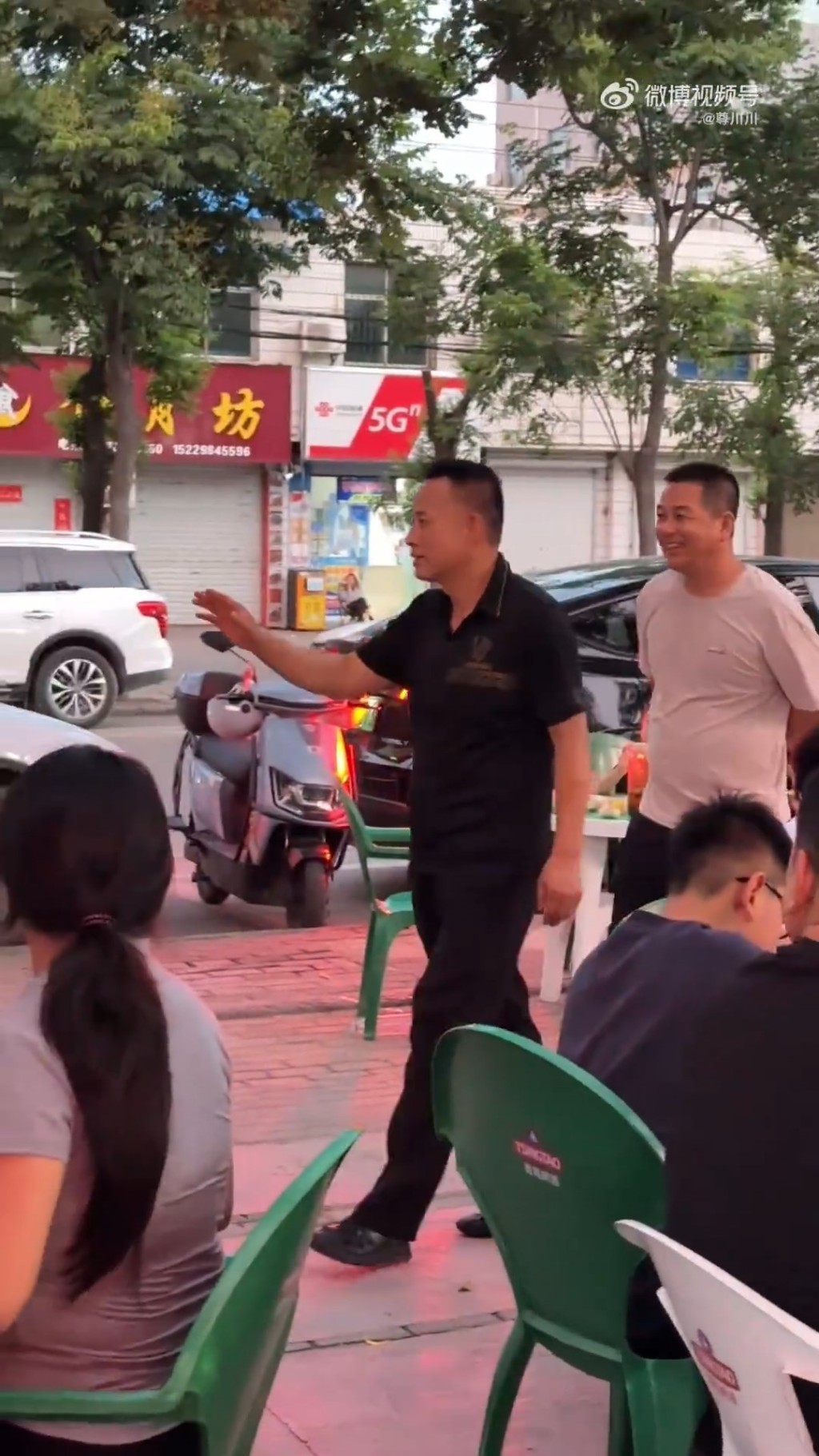 陕西铜川一餐厅店员被指外貌酷似特斯拉（Tesla）创办人马斯克。微博@尊川川
