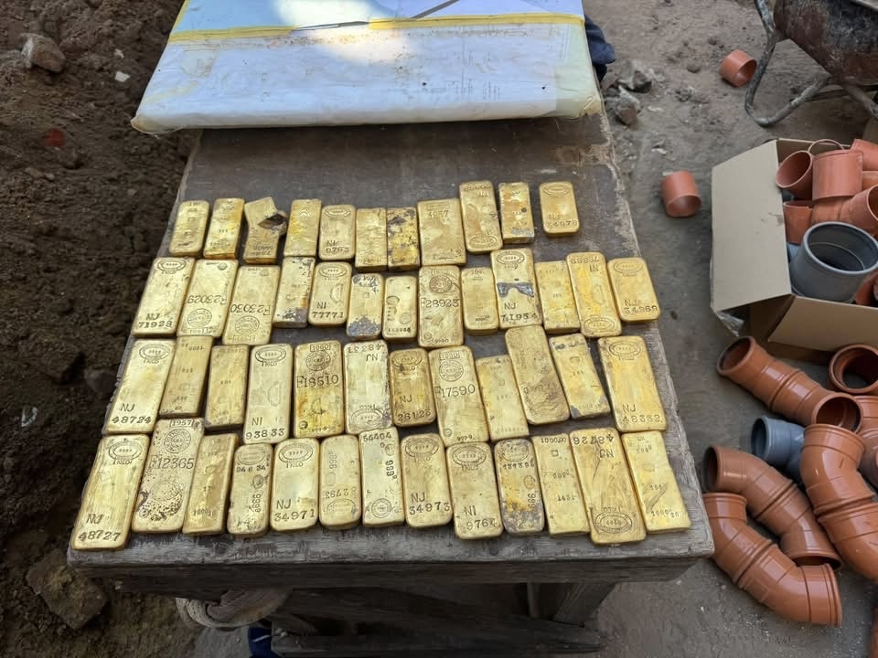 比利時舊屋翻新挖出一大批金幣與金條,價值高達900萬歐元。 fb / Lokale Politie Dendermonde 比利時舊屋翻新挖出一大批金幣與金條,價值高達900萬歐元。 fb / Lokale Politie Dendermonde