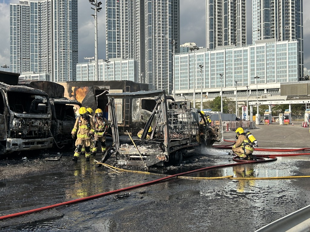 有貨車嚴重焚毀,燒淨支架。曾志恒攝 有貨車嚴重焚毀,燒淨支架。曾志恒攝