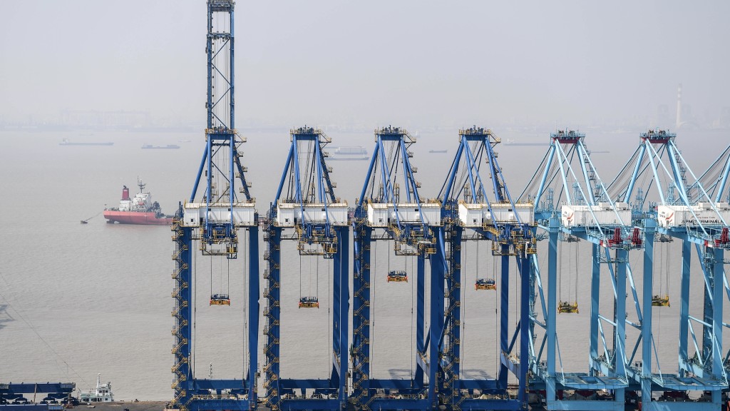 上海振華重工（ZPMC）是世界最大的港口機械製造商。 新華社