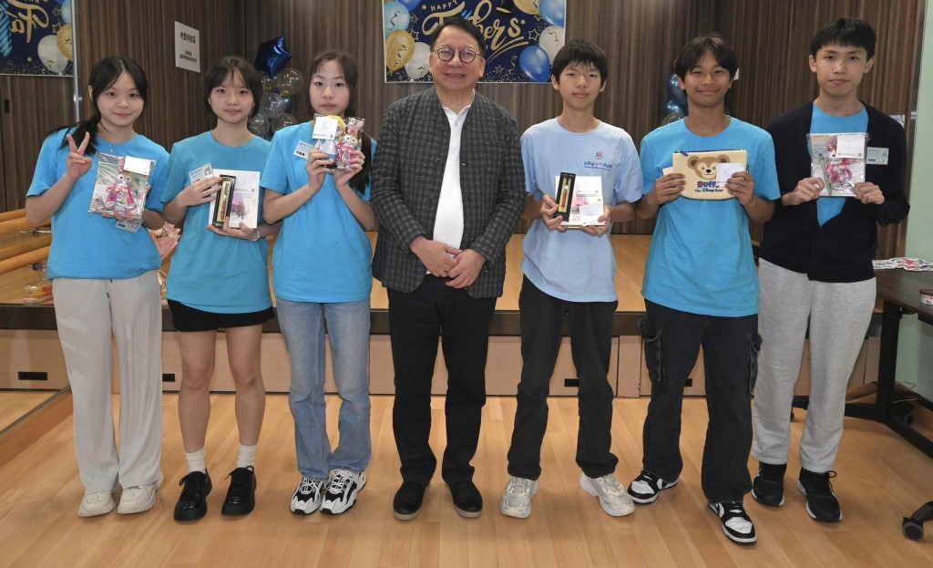 陈国基于父亲节前夕，与二十多名「共创明『Teen』计划」学员一起吃饭、聊天和玩游戏。（陈国基fb图片）