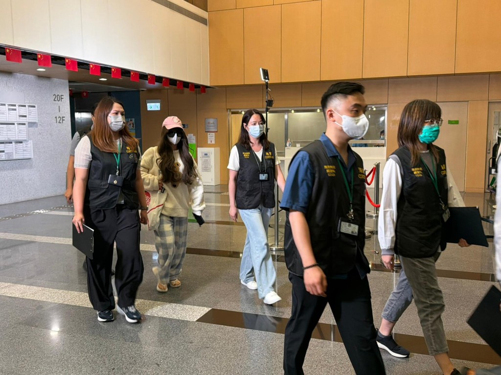 海關拘捕一名22歲美容顧問,涉嫌在沙田分店銷售產品時向一名消費者作出不良影響。曾志恒攝 海關拘捕一名22歲美容顧問,涉嫌在沙田分店銷售產品時向一名消費者作出不良影響。曾志恒攝