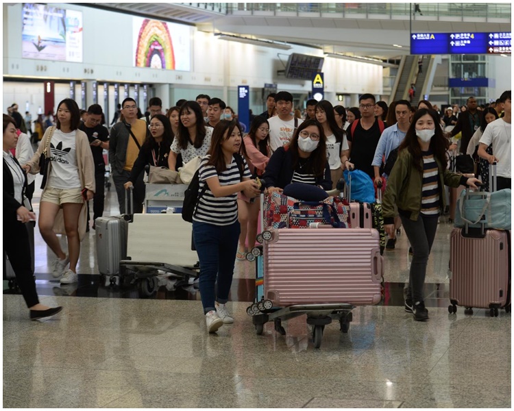 在機場由早上至中午陸續有由內地抵達的旅行團。
