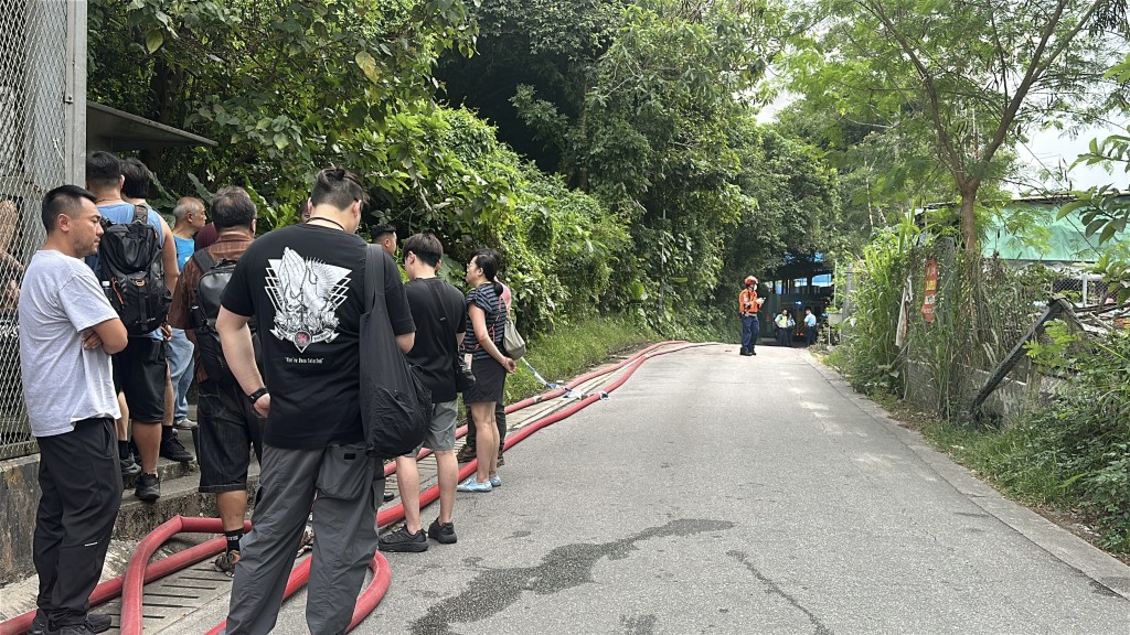 逾20人自行疏散。 逾20人自行疏散。