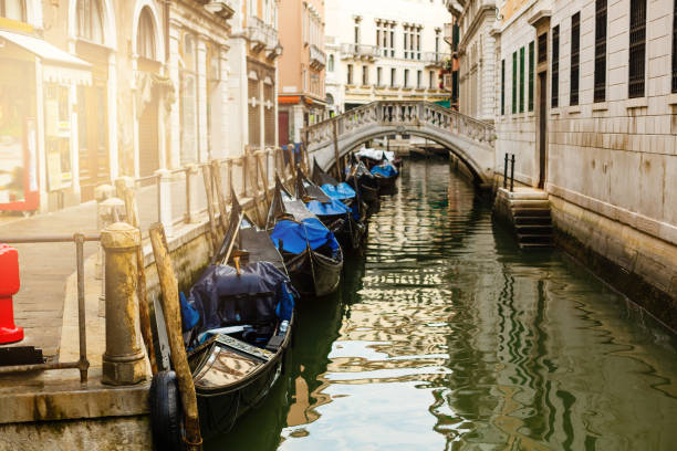 有「水都」美誉的意大利威尼斯以历史悠久的运河闻名于世。