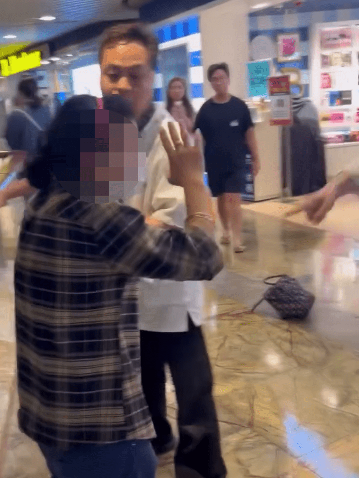 婦人就擒後亂叫並舉手，希望對方放她一馬。Threads：lau_ki_ki