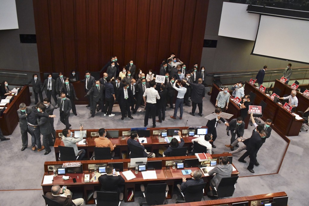 立法会内务委员会上星期的双胞会议，成为政界观察本地议会政治的最新风向标。