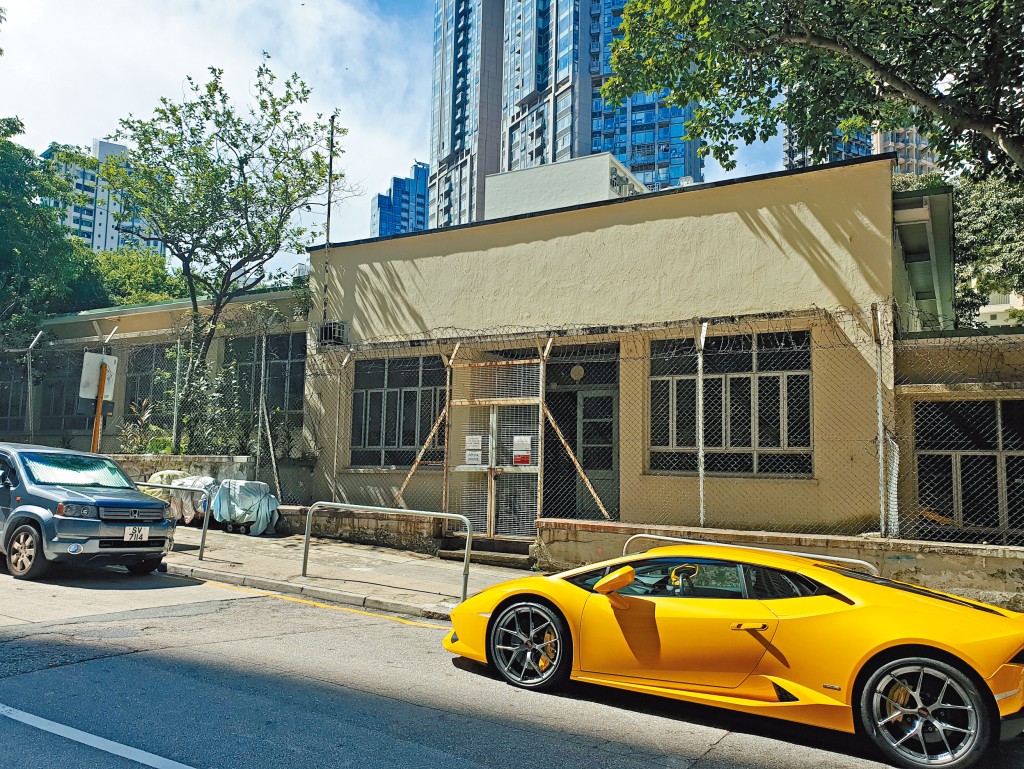 空置二十六年的九龍船塢紀念學校前校舍，重用計畫輾轉逾十年，最終當局決定拆卸重建。