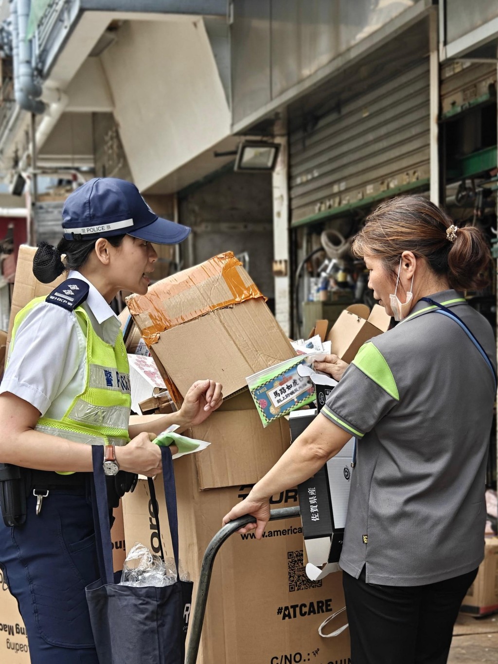 人员在活动期间亦向回收业从业员讲解道路安全要点。