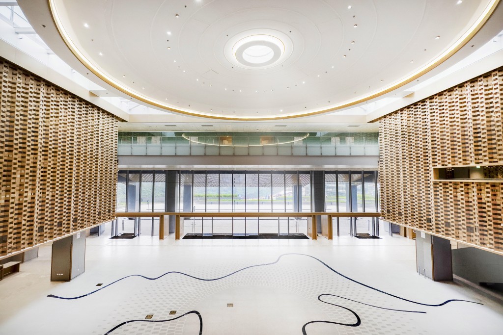 中庭構建「天圓地方」佈局，融入五行相生理念，結合自然光影，呈現中醫藥文化特色。