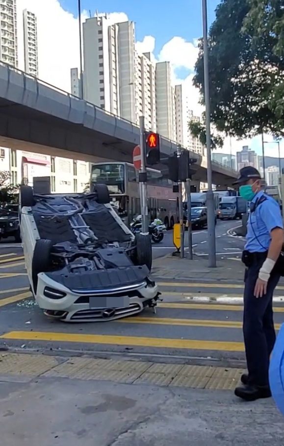 私家車失控撞欄後翻轉。林思明攝