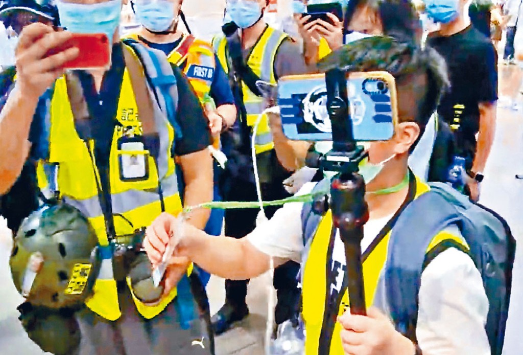 警方就網媒安排未成年學生採訪示威活動,要求記協調查。