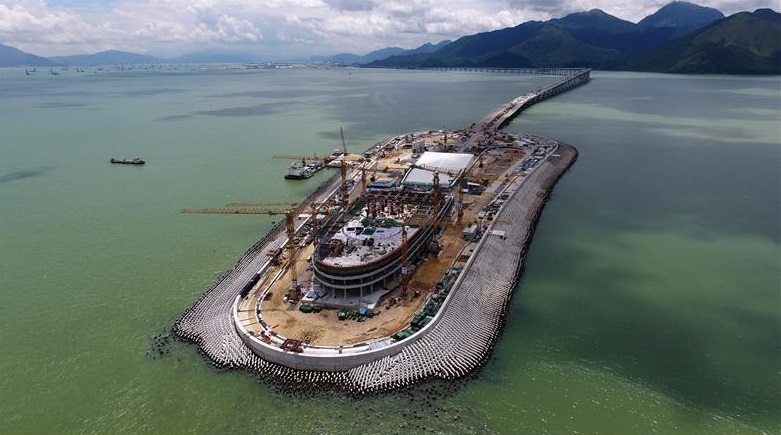 新華社去年7月曾刊出港珠港大橋的施工情況,亦見防坡堤參差不齊。新華社資料圖片