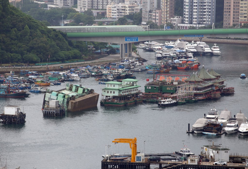 珍宝海鲜舫被移离香港水域。 