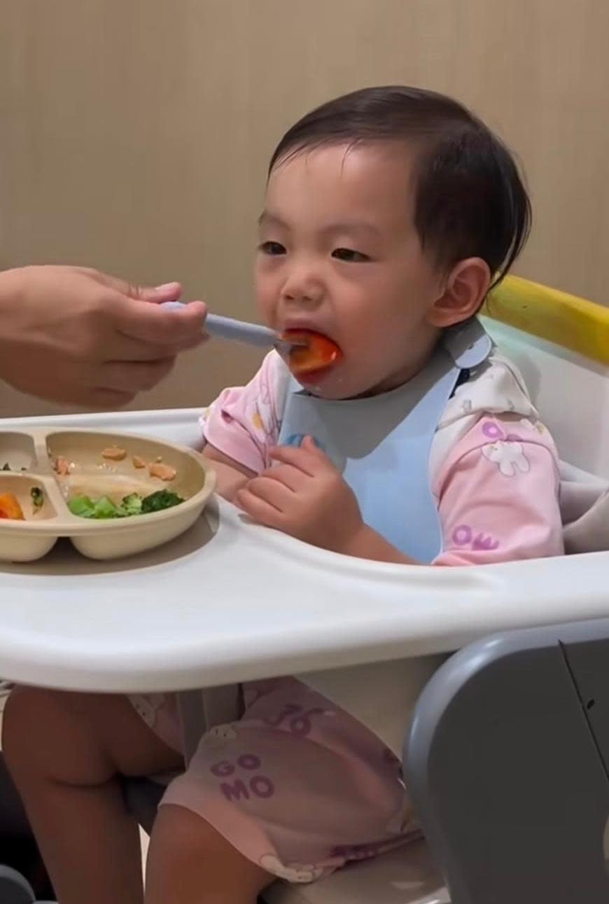 張寶兒早排在社交網分享餵「袁咕碌」食番茄片段，見「袁咕碌」一路瞌眼瞓，一路被餵食大大嚿番茄，網民又有意見，批評行為危險。