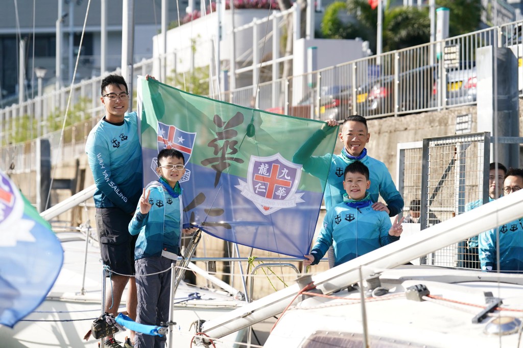 饶礼杰(左前一)及陈韦溱(右前一)分别为华仁中二及番禺会所华仁小学小四学生，二人与师兄莫晋尧(左后一)和陈士弘(右后一)出战「母校杯帆船赛」。香港游艇会图片