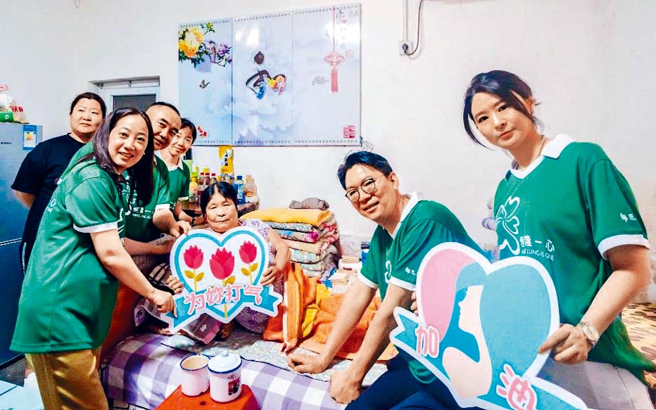 濟南的恒隆一心義工隊探訪當地社區的弱勢婦女家庭,關顧她們的身心健康。
