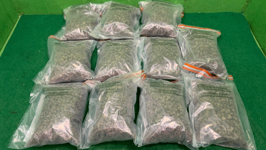 泰國抵港女藏$260萬大麻花及未完稅煙 海關及時截獲。海關圖片