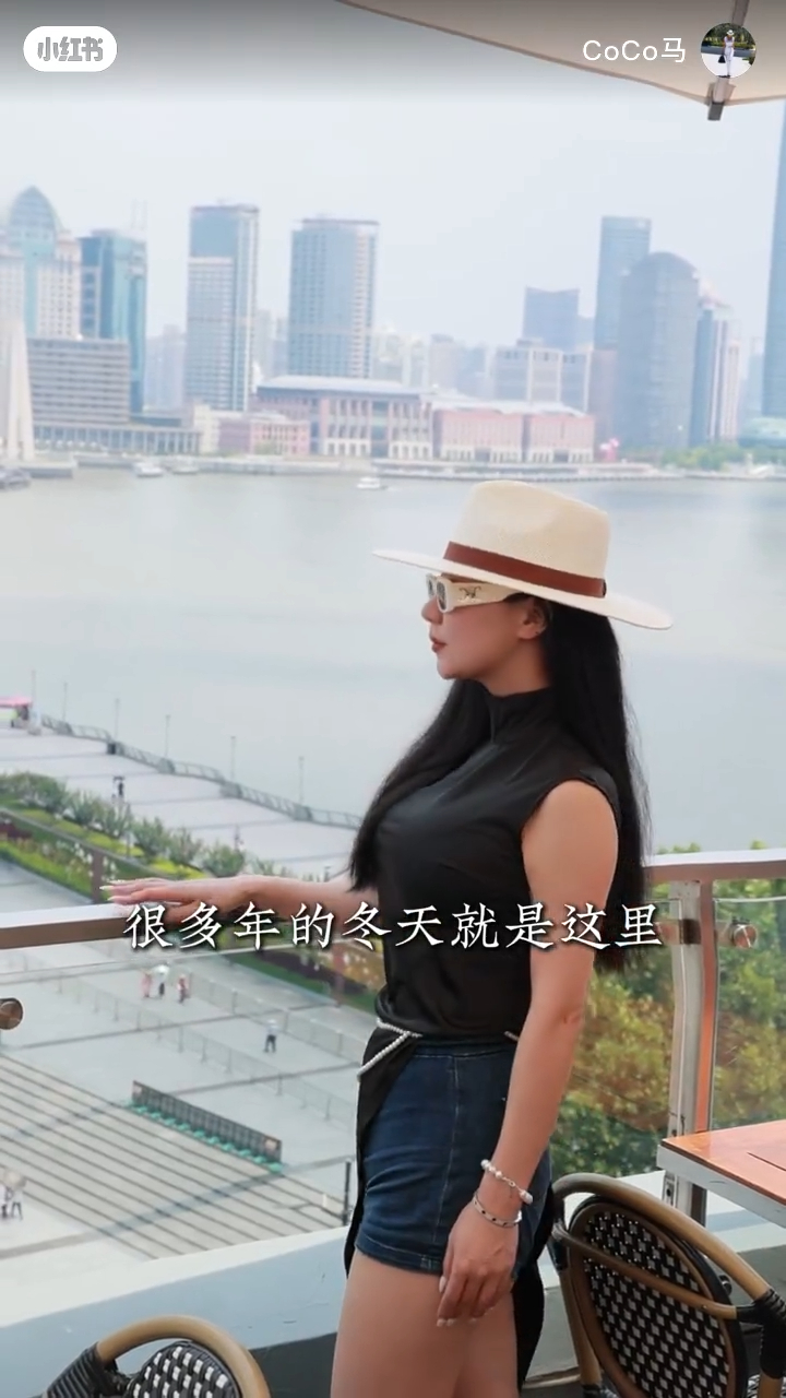 Coco站在外灘旁,表示這裡充滿了她與謝賢的冬季回憶,但網民發現她背後欄杆離奇彎曲。 Coco站在外灘旁,表示這裡充滿了她與謝賢的冬季回憶,但網民發現她背後欄杆離奇彎曲。