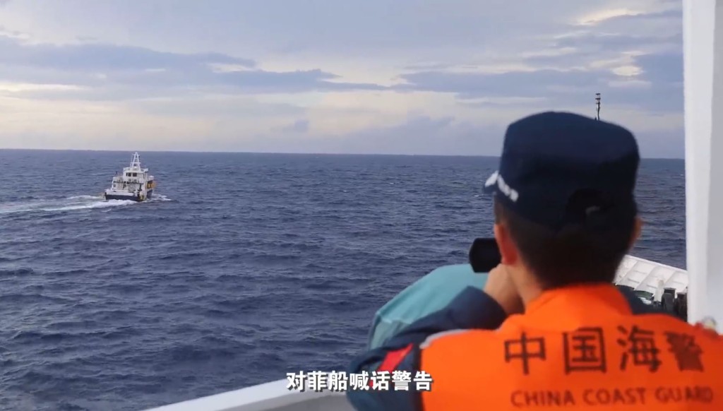 中國海警向入侵黃岩島的菲律賓船隻採取強力管制措施。中國海警