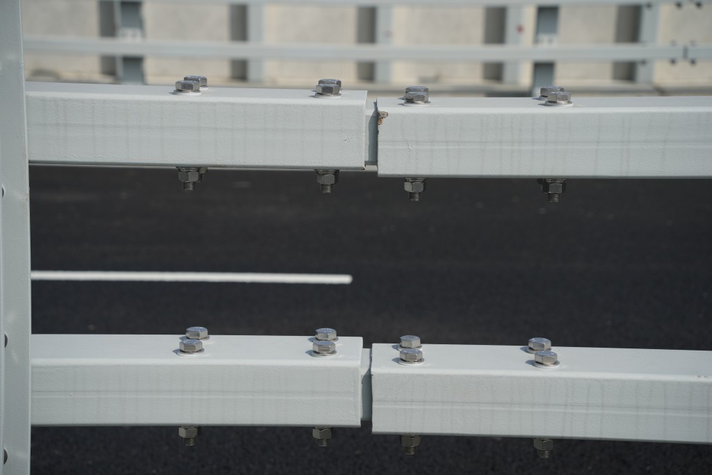 橋面工字鐵與工字鐵的接駁位高低不平。資料圖片