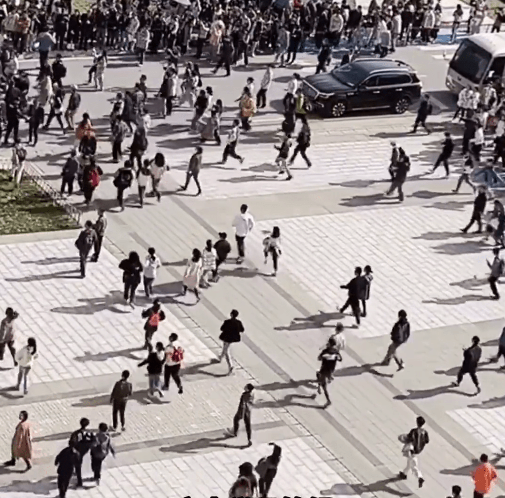 「網紅校長」王樹國卸任，學生追著車道別。