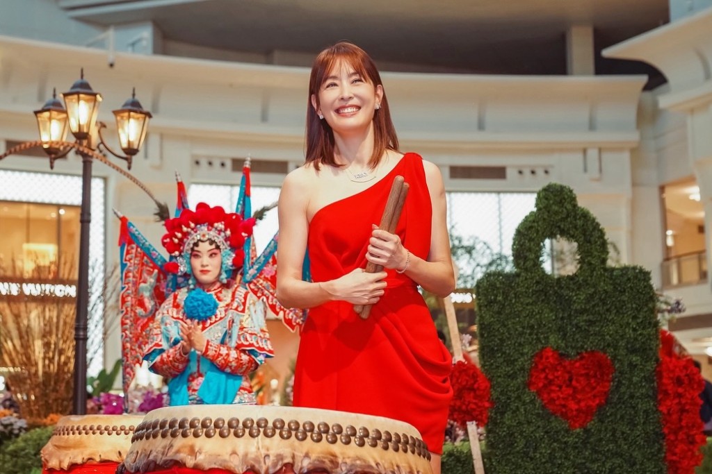 台北101美女董事长贾永婕因说一句“我们中国人过年穿大红色”，遭大量民进党支持者批评。facebook@贾永婕的跑跳人生