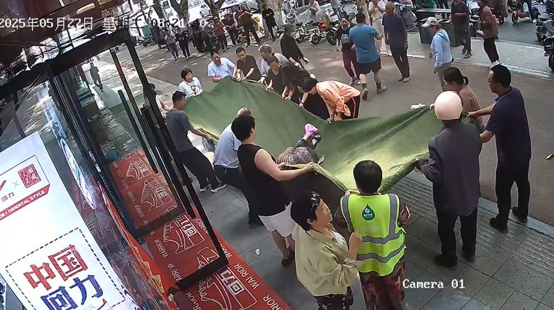 河南百岁老人堕楼被众人合力接住。