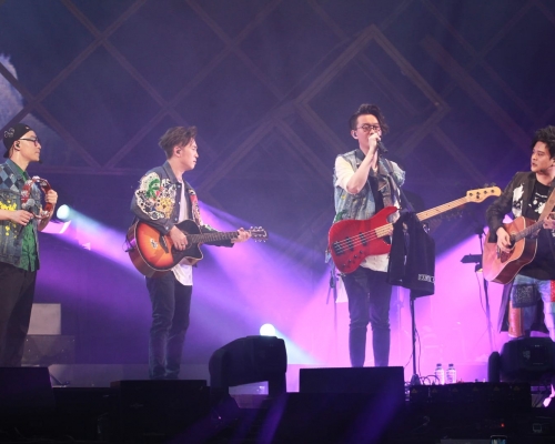 Dear Jane首度在紅館開騷。