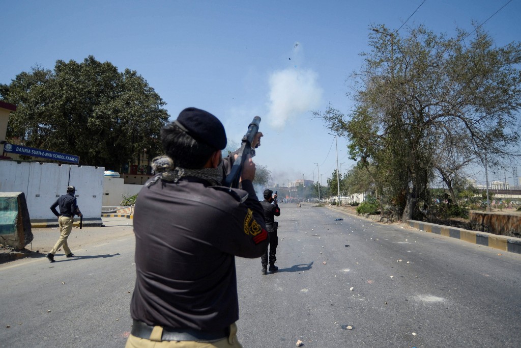 警方則使用警棍及催淚氣體驅散人群。路透社