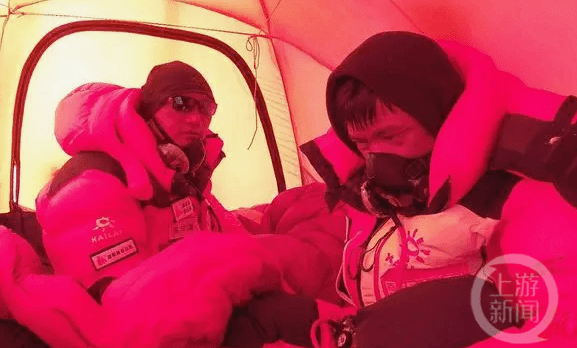 5月19日，范江濤和謝如祥在珠峰C4營地。