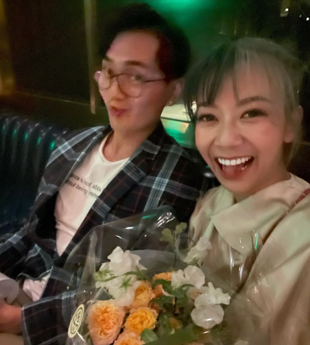 兩口子撐枱腳慶祝拍拖4周年。