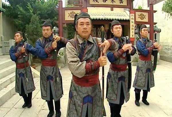 伍文生（左一）曾演出TVB劇《秀才遇着兵》。