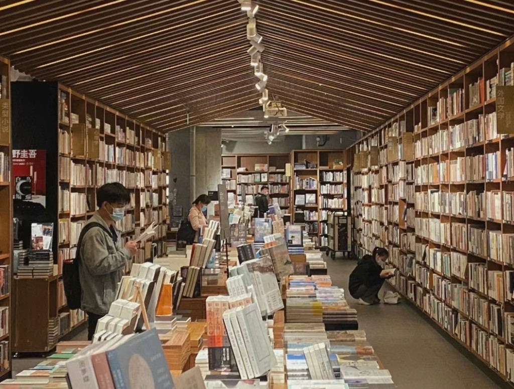 广州最美书店2024｜3. 方所书店面积达2000平方米，由香港设计师又一山人设计。（图片来源：小红书）