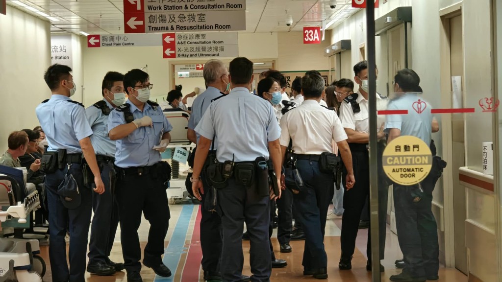 大批警員到醫院了解少年跳河原因。黃文威攝