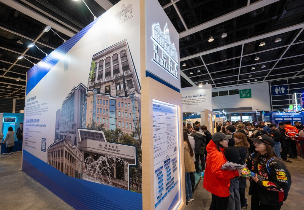 司法機構在「教育及職業博覽2026」設置專屬攤位，並採用模擬法庭的設計，以宣傳法庭運作支援服務的就業機會。