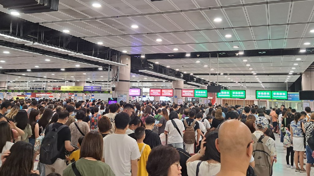 北上消費潮持續、內地品牌密集攻港，本港零售業在高成本結構性困境及價格競爭劣勢下，正面對傳統業態承壓及市佔率重構的雙重考驗。