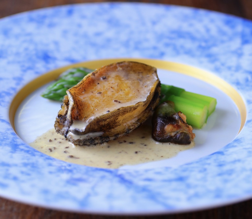 鐵板鮑魚$418/B       將活口南非鮑魚在客人面前去殼後燒焗至剛好熟，吃起來清甜爽口。