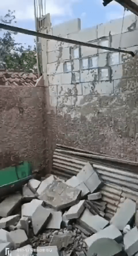 印尼发生5.6级地震，网上影片显示有建筑物倒塌，地上满是瓦砾及石屎碎片。网图