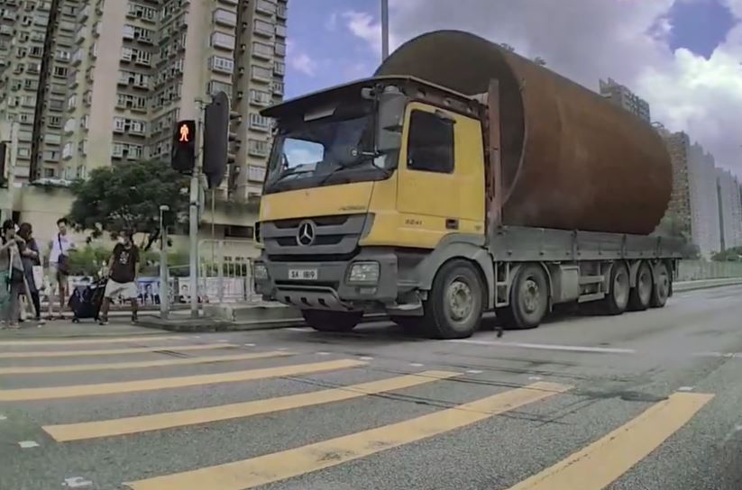 貨車駛過行人過路處。網片截圖