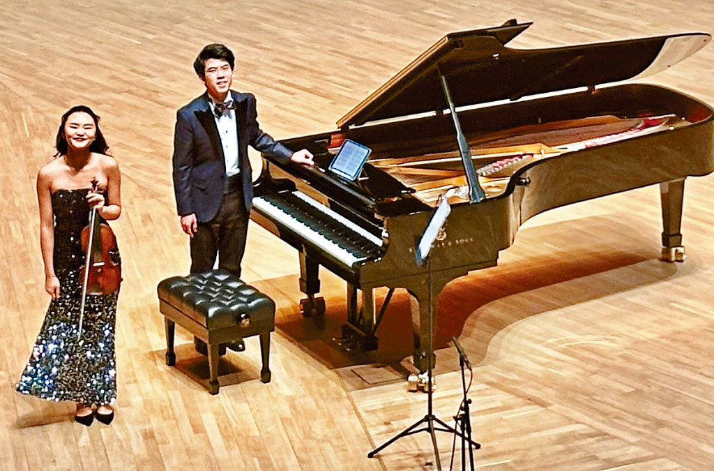 沈靖韜與小提琴家陳蒨瑩（左）。