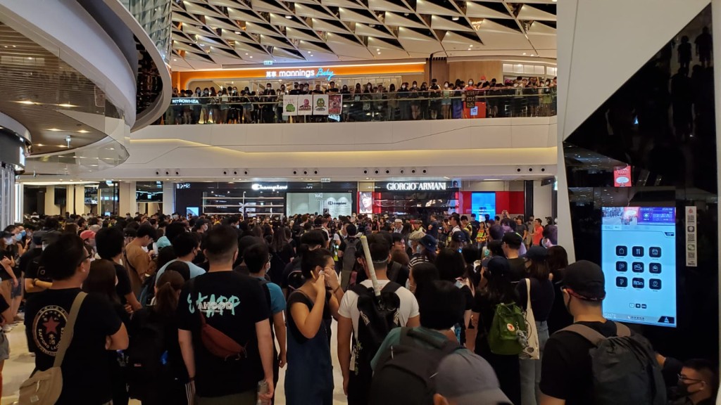 有市民在元朗形點商場靜坐