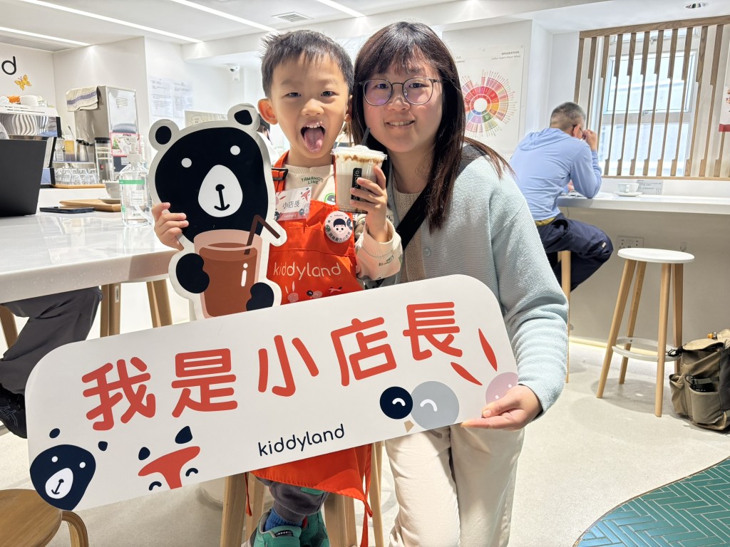 幼稚園組的孩子會與家長一起參與小店長活動，合作親手沖調特飲。（圖片來源：《親子王》）