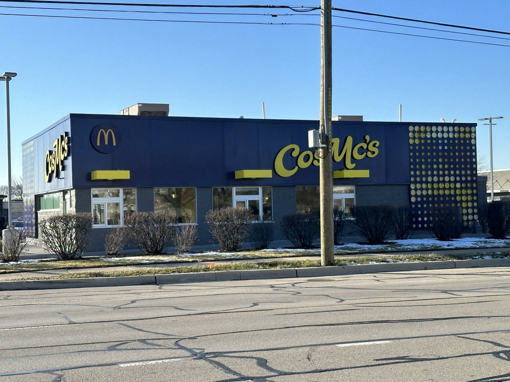 有網民拍下麥當勞新概念餐廳「CosMc's」店舖外觀。（Twitter@Stealx）  