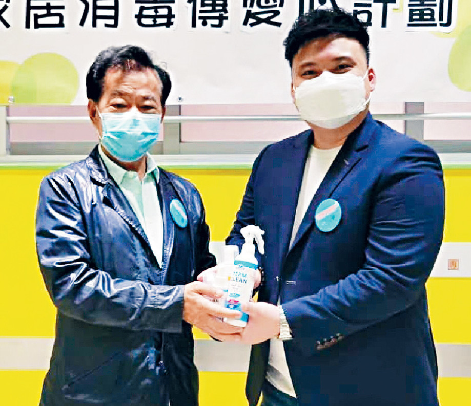 ■黃占永(右)擔心弱勢社群的健康。